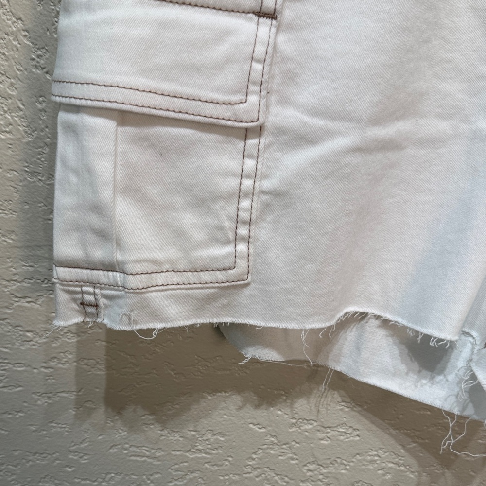 Eesome Women Medium White Cargo Raw Hem Cut Off Stretch Shorts NWT - Picture 3 of 7